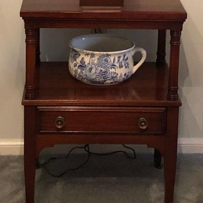 https://www.ebay.com/itm/124190126605	BU1054: Continental Accent / End Table with Drawer Local Pickup 3rd Party Shipping	 $70 
