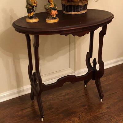 https://www.ebay.com/itm/124190314627	BU1105: Antique Oval Accent / Hall Wooden Hall Table Local Pickup	 $249 
