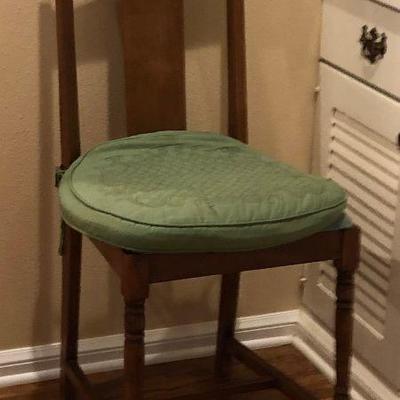 https://www.ebay.com/itm/114226822838	BU1070: Early American Pub Chair Local Pickup	 $20 
