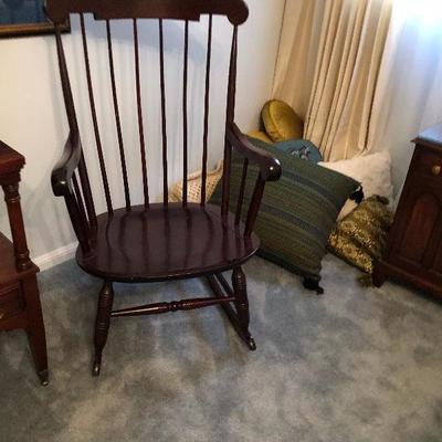 https://www.ebay.com/itm/124190250333	BU1092: Great Grandmaw's Wooden Rocker Local Pickup	 $75 
