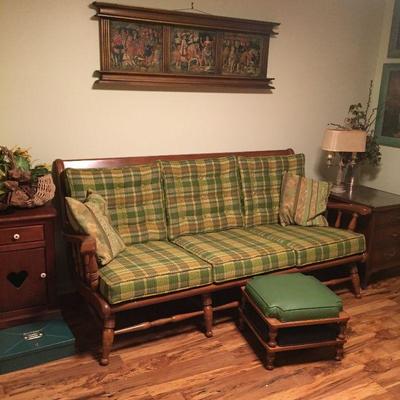 https://www.ebay.com/itm/114226847939	BU1080: Country Style Fabric and Maple Wood Sofa Local Pickup	 $125 
