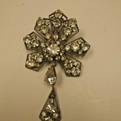 https://www.ebay.com/itm/114235276314	AB0367 USED VINTAGE COSTUME JEWELRY WHITE RINESTONE BROOCH MADE BY WEISS WEI	 Auction 
