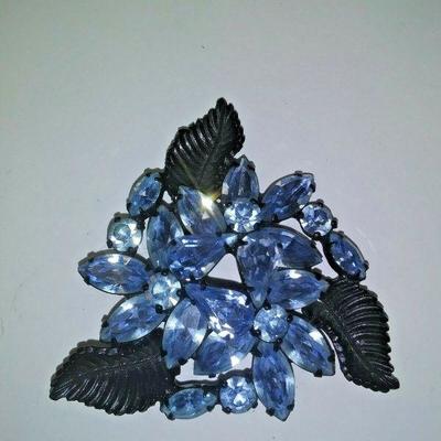 https://www.ebay.com/itm/124199048709	AB0357 USED VINTAGE COSTUME JEWELRY BLACK BROOCH WITH BLUE RHINESTONES MADE BY	 Auction 
