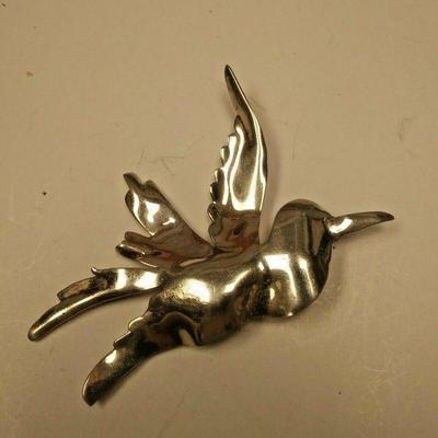 https://www.ebay.com/itm/114233999877	AB0372 USED VINTAGE 9.25 STERLING SILVER BIRD BROOCH WEIGHT 7.8 GRAMS BOX 74 AB0372	 $20.00 
