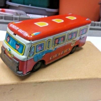 https://www.ebay.com/itm/124199014837	BU3088 USED VINTAGE 1960s TIN FRICTION KINDERGARTEN SCHOOL BUS JAPAN TIN TOY 	 Auction 
