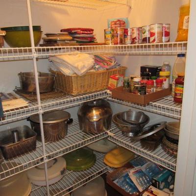 Many nice baking pans, roasters etc.