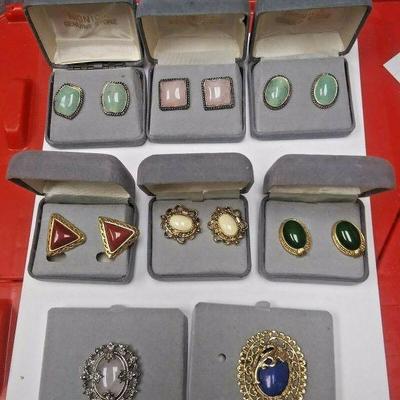 https://www.ebay.com/itm/114272487199	AB0407 MONICA GENUINE STONE USED VINTAGE COSTUME JEWELRY BROOCHES & PIERCED EA	 $20.00 
