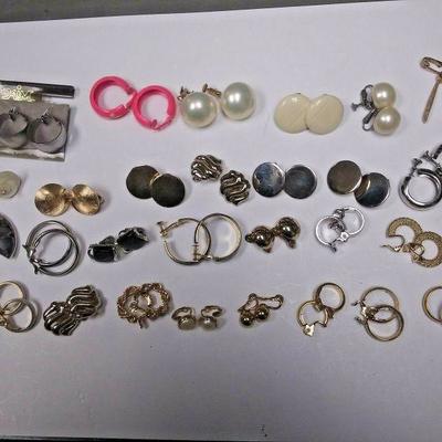 https://www.ebay.com/itm/114273763113	AB0419 COLLECTION OF 29 ASSORTED USED VINTAGE COSTUME JEWELRY CLIP ON & CLAMP 	Auction	Starts...