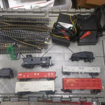 https://www.ebay.com/itm/114272491111	BU3020 LOT OF LOINEL HO SCALE TOY TRAIN CARS, TRAIN TRACK, AND 2 POWER PACKS	 $20.00 
