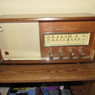 Tube radio- works good