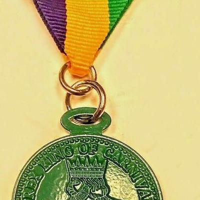 WL3005 https://www.ebay.com/itm/124267505715 WL3005 USED VINTAGE 2018 REX KING OF CARNIVAL Band DUCAL FAVOR PIN NEW ORLEANS Buy-It_Now...