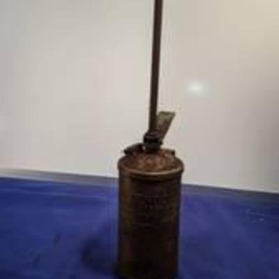 17-in tall goldenrod Dutton Lansing company Hastings Nebraska USA 1-quart oil can