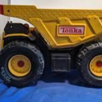 #12-in tall 18-in long 12-in wide metal Tonka dump truck