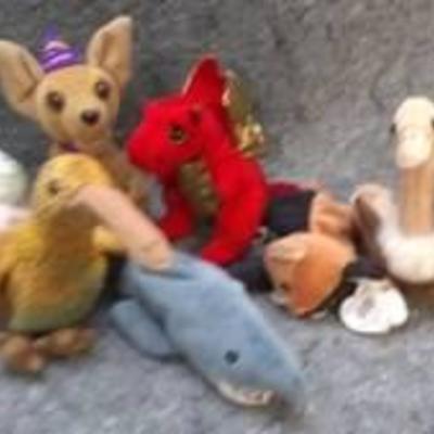 Lot of TY Beanie Babies and Y2K Taco Bell Dog