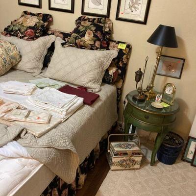 Next bedroom. Queen size bed and a pair of green end tables....somebody liked green!