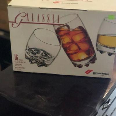 Galassla 16 Piece Set $7