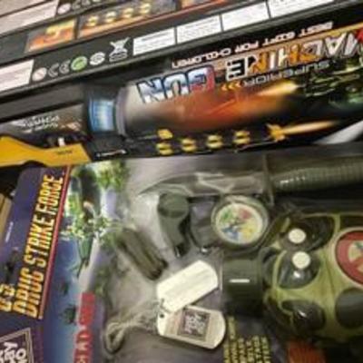 10 toys - 5 guns and 5 military toys