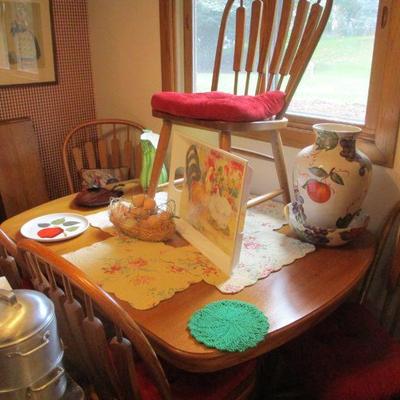 Goos solid oak table with leaves and 4 chairs. 