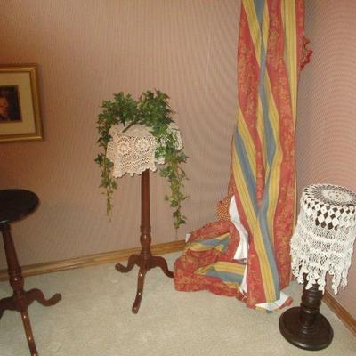 A window valance with matching pillows.
