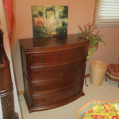 Bow front chest of drawers. 