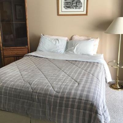 Queen bed $150