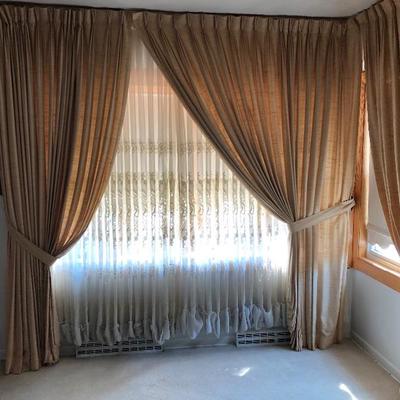 YES THE DRAPES ARE SELLING (NOT THE SHADES)