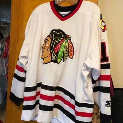 WHAT MAKES THISCBLACKHAWK JERSEY SO IRRESISTIBLE ðŸ¤·â€â™€ï¸ðŸ‘â€¼ï¸