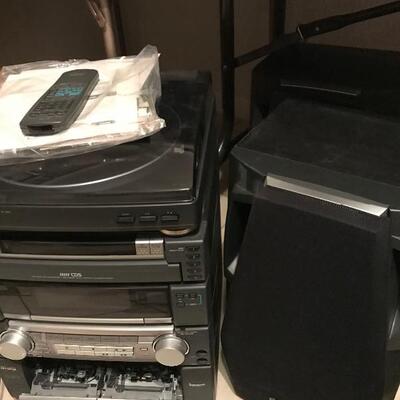 Aiwa compact stereo with turntable