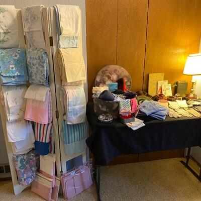 Linens, Women's Accessories 