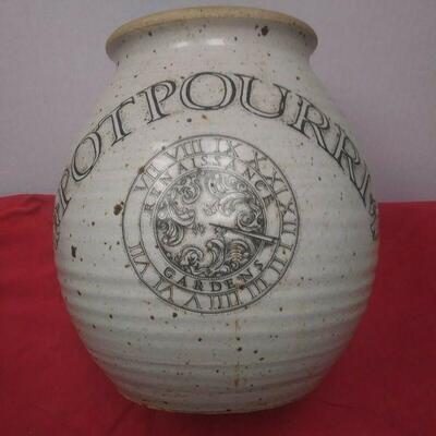 https://www.ebay.com/itm/124368109758	WL3126 USED VINTAGE RENAISSANCE GARDENS 10 INCH HIGH CERAMIC POT POURRI 	 $33.00 	Buy-It-Now
