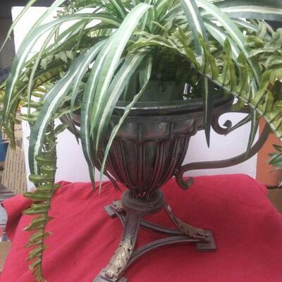 https://www.ebay.com/itm/114448615658	WL3125 12 INCH DIAMETER METAL POT WITH GLASS INSERT & ARTIFICIAL PLANTS 	 $43.00 	Buy-It-Now
