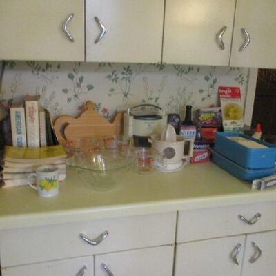 More kitchen.