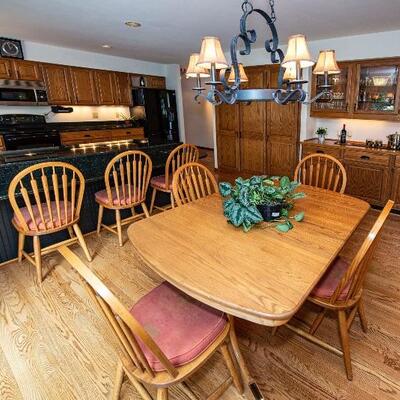 Solid Oak table with 4 self-storing leaves, with 8 chairs