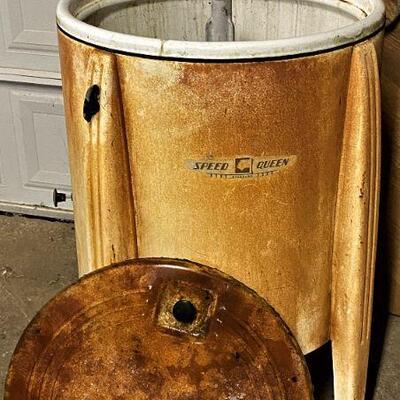 And if the vintage Maytag wasn't enough, how about this vintage Speed Queen.