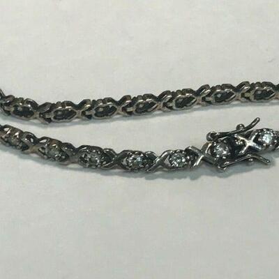 https://www.ebay.com/itm/124401528467	WL175 STERLING SILVER BRACELET X DESIGN AND GEMS WITH BOX CLASP		Buy-It-Now	 $30.00 

