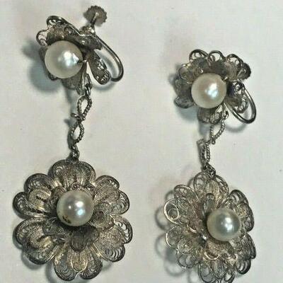 https://www.ebay.com/itm/114477670759	"WL201 VINTAGE SILVER DANGLE FILIGREE AND PEARL FLOWER EARRINGS SCREW BACK	"	Buy-It-Now...
