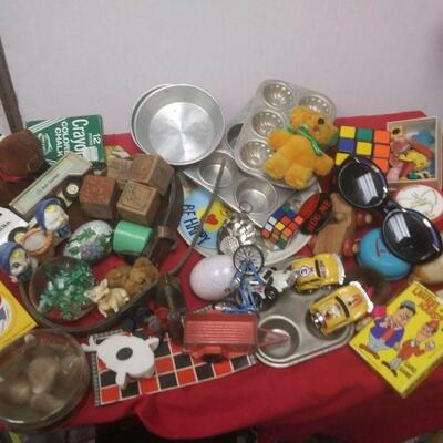 https://www.ebay.com/itm/114472242292	LX3038 KIDS VINTAGE TOY JUNK DRAWER BOX		Auction
