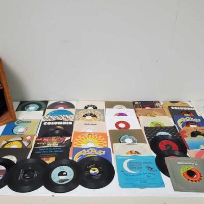 1030	

Approx 150 45 Records - Includes The Beatles, Jimmy Dean, Mills Brothers, Aretha Franklin and More
Also Includes Creedence...
