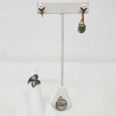 840	

Sterling Silver Earrings, Ring, And Pendant, 10g
Weighs Approx 10g