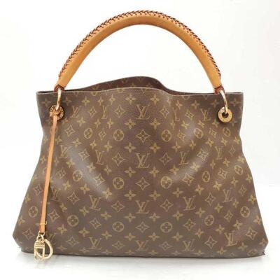 900	

Louis Vuitton Tote
Louis Vuitton Tote