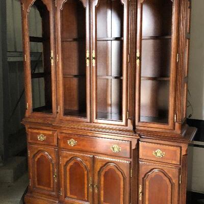 https://www.ebay.com/itm/114644962706	KGA8034 Vintage Traditional China Hutch / Side Board Wood With Glass Pickup Only		Auction
