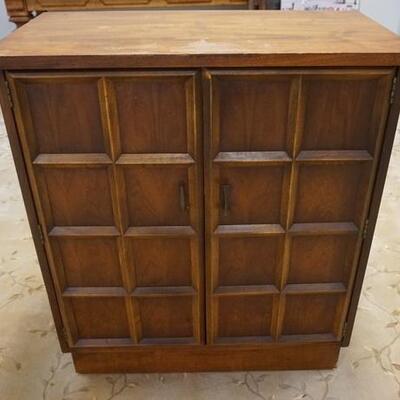 1058	LANE MID CENTURY MODERN BAR, 32 1/2 IN X 16 3/4 IN X 36 IN
