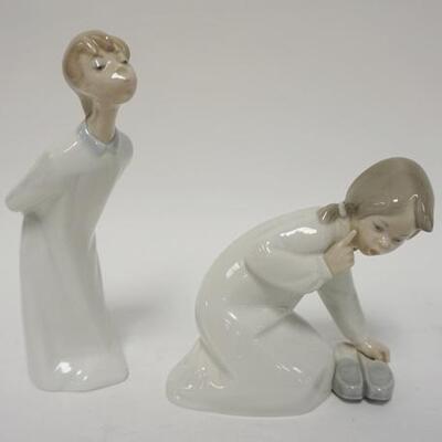 1030	LLADRO LOT-KISSING BOY & GIRL KNEELING W/SHOES, BOY IS 8 IN HIGH
