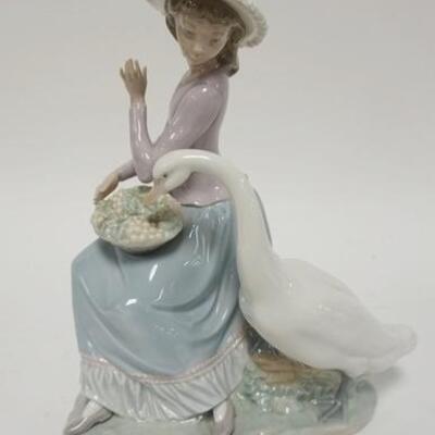 1041	LLADRO GIRL W/GOOSE, 10 IN
