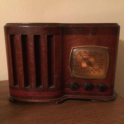 Vintage Emerson Radio. Turns on and makes noise, but is currently not playing music. Some age bumps and scratches.