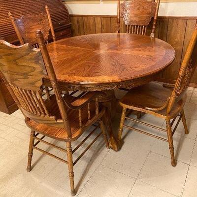 Oak Wood Table and 4 Matching Chairs 2 chairs have arms, 2 do not. Table also includes 2 foot leaf.