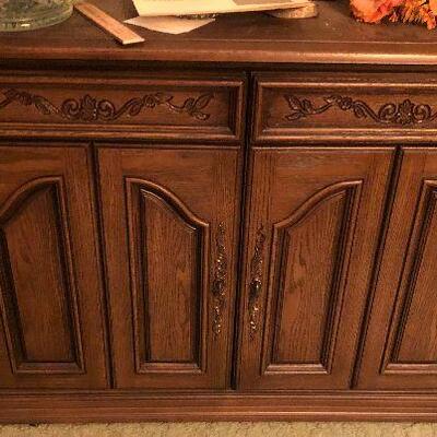 https://www.ebay.com/itm/114658855573	BM7005 Side Board Server Wood Mid Century Local pickup		Buy-It-Now	 $165.00 
