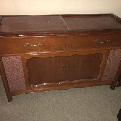https://www.ebay.com/itm/124552456795	BM7002 Mid Century Modern Entertainment console LP Player.. Local Pickup		Buy-It-Now	 $175.00 
