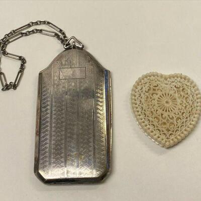 https://www.ebay.com/itm/115387214624	LB1076 VINTAGE METAL COIN PURSE AND 1930S JEWELRY BOX 		Auction 	 Starts 05/20/2022 After 6 PM 
