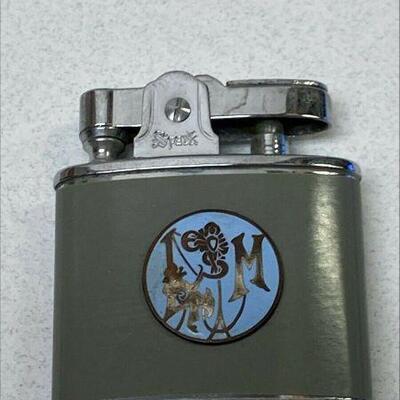 https://www.ebay.com/itm/115387217334	OL1003 Les M DATE UNKNOWN LIGHTER & PAPERWEIGHT 1962 NEW ORLEANS MARDI GRAS		Auction 	 Starts...
